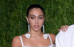 Hija de Madonna se lució en Met Gala 2021 mostrando vellos en la axilas Hija de Madonna se lució en Met Gala 2021 mostrando vellos en la axilas
