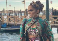 El fail de JLO: Participó en desfile de Dolce & Gabanna y no quitó la etiqueta a la prenda