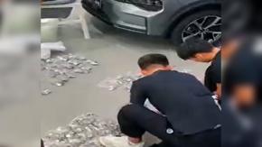 Hombre compra auto pagando solo con monedas: Se demoraron más de 3 horas en contarlas todas Hombre compra auto pagando solo con monedas: Se demoraron más de 3 horas en contarlas todas
