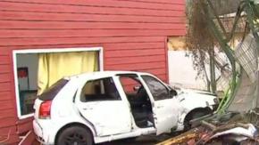 Auto choca contra sala de clases de colegio en La Florida Auto choca contra sala de clases de colegio en La Florida