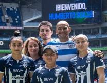 Volvió a su casa y cambió su número: Así fue la presentación de Humberto Suazo en Monterrey Volvió a su casa y cambió su número: Así fue la presentación de Humberto Suazo en Monterrey