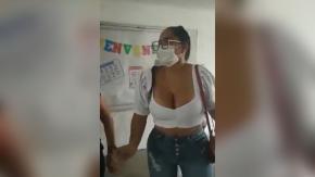 Mujer denuncia discriminación en colegio: le prohibieron ingresar por llevar escote