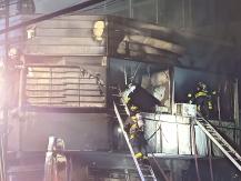 Gran incendio afecta a tres locales comerciales en Recoleta Gran incendio afecta a tres locales comerciales en Recoleta