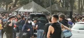 Sin mascarillas ni distancia: Miles de jóvenes realizan fiesta en el Parque Intercomunal de La Reina Sin mascarillas ni distancia: Miles de jóvenes realizan fiesta en el Parque Intercomunal de La Reina