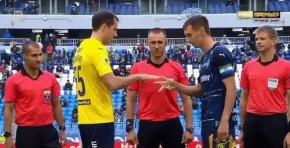 Árbitro de liga rusa olvidó moneda y pidió a capitanes que definieran quién parte con un cachipún Árbitro de liga rusa olvidó moneda y pidió a capitanes que definieran quién parte con un cachipún