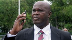 Concacaf investiga al vicepresidente de Surinam por jugar (y de capitán) en equipo del que es dueño Concacaf investiga al vicepresidente de Surinam por jugar (y de capitán) en equipo del que es dueño