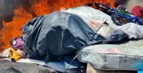 Grupo quemó carpas, pañales y colchones en ataque a familias migrantes en Iquique Grupo quemó carpas, pañales y colchones en ataque a familias migrantes en Iquique