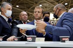 Nueva agresión a Emmanuel Macron: le lanzaron un huevo al Presidente de Francia en Lyon Nueva agresión a Emmanuel Macron: le lanzaron un huevo al Presidente de Francia en Lyon