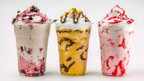 Joven se "venga" de cliente y le echa salsa agridulce a su helado: lo despidieron Joven se "venga" de cliente y le echa salsa agridulce a su helado: lo despidieron