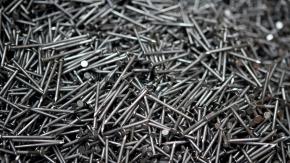 Hallan un kilo de clavos y tornillos en estómago de paciente: "Nunca habíamos visto nada parecido" Hallan un kilo de clavos y tornillos en estómago de paciente: "Nunca habíamos visto nada parecido"