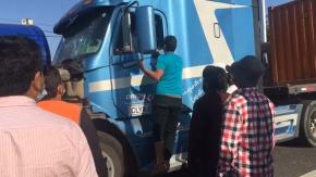 [VIDEO] Camioneros protagonizan altercado luego que vehículo mayor no se detuviera en Ruta 160