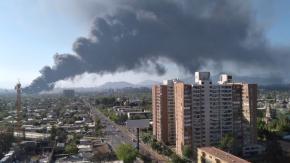 Gran incendio se registra en una bodega cercana a viviendas en la comuna de Macul Gran incendio se registra en una bodega cercana a viviendas en la comuna de Macul