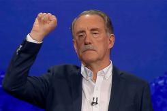 Con el puño en alto y en silencio: La intervención inicial de Artés en el debate presidencial