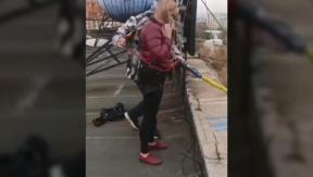 Madre muere tras fallido salto en bungee: hubo problemas con el arnés y se estrelló contra el suelo Madre muere tras fallido salto en bungee: hubo problemas con el arnés y se estrelló contra el suelo