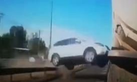 Auto voló sobre las barras de contención y chocó contra un camión de agua en Colina Auto voló sobre las barras de contención y chocó contra un camión de agua en Colina