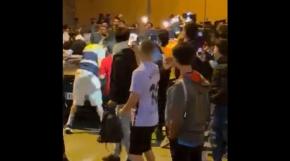 Momentos de tensión: Hinchas del Barcelona golpearon el auto de Ronald Koeman tras perder el Clásico Momentos de tensión: Hinchas del Barcelona golpearon el auto de Ronald Koeman tras perder el Clásico