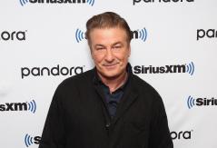 Las imágenes que muestran a Alec Baldwin abrazando al esposo y al hijo de la directora de fotografía