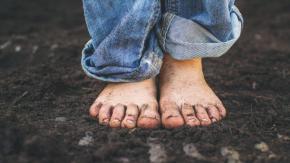 Tres niños son descubiertos viviendo junto al cadáver del hermano de uno de ellos