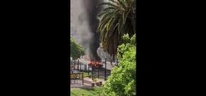 Impactante registro: Auto explota en medio de la calle en Argentina Impactante registro: Auto explota en medio de la calle en Argentina