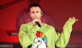 La viralizada reacción de Adam Levine cuando una fan le saltó encima durante un show de Maroon 5 La viralizada reacción de Adam Levine cuando una fan le saltó encima durante un show de Maroon 5