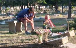 Amor incondicional: padre escucha partidos de fútbol junto a tumba de su hijo que murió trágicamente Amor incondicional: padre escucha partidos de fútbol junto a tumba de su hijo que murió trágicamente