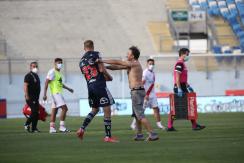 Graves incidentes en Rancagua: Hinchas de la "U" invaden la cancha tras nueva derrota Graves incidentes en Rancagua: Hinchas de la "U" invaden la cancha tras nueva derrota