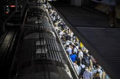 Hombre ataca con cuchillo y líquido inflamable a pasajeros en tren de Tokio Hombre ataca con cuchillo y líquido inflamable a pasajeros en tren de Tokio