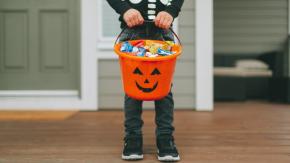 Mujer apunta con un arma a niño de 7 años que fue a pedir dulces a su casa en Halloween Mujer apunta con un arma a niño de 7 años que fue a pedir dulces a su casa en Halloween