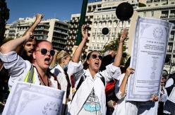 Griegos que niegan el covid desafían las reglas pandémicas Griegos que niegan el covid desafían las reglas pandémicas