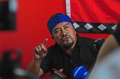 Héctor Llaitul, líder de la CAM, tras muerte en operativo militar: "Arderá lo que tenga que arder" Héctor Llaitul, líder de la CAM, tras muerte en operativo militar: "Arderá lo que tenga que arder"