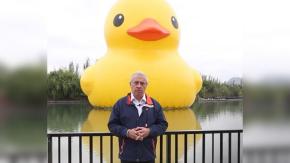 Jaime Mañalich: "Este pato representa lo que va a pasar en Chile si votamos por el comunismo" Jaime Mañalich: "Este pato representa lo que va a pasar en Chile si votamos por el comunismo"