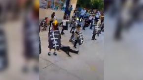 [VIDEO] Niño se queda dormido en pleno baile escolar (y se hace viral en redes sociales)