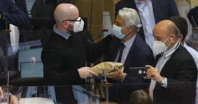 Jackson le regaló un queque a Jaime Naranjo tras sus más de 14 horas de intervención en la Cámara Jackson le regaló un queque a Jaime Naranjo tras sus más de 14 horas de intervención en la Cámara