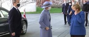 Reina de Dinamarca rechaza saludar con el puño a Angela Merkel Reina de Dinamarca rechaza saludar con el puño a Angela Merkel