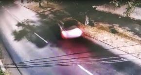 Detienen a conductor ebrio que chocó contra árbol en La Reina: no tenía su licencia de conducir Detienen a conductor ebrio que chocó contra árbol en La Reina: no tenía su licencia de conducir