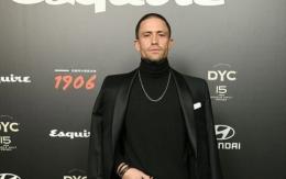 El arriesgado y aplaudido look de Tiago Correa en premios españoles: fue con falda y bototos El arriesgado y aplaudido look de Tiago Correa en premios españoles: fue con falda y bototos