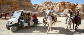 Coches eléctricos sustituyen a los carruajes en la turística Petra, Jordania Coches eléctricos sustituyen a los carruajes en la turística Petra, Jordania