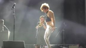 Cantante que orinó sobre un fan se disculpó luego que la banda fuera excluida de festivales Cantante que orinó sobre un fan se disculpó luego que la banda fuera excluida de festivales