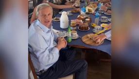 La comentada foto de Kast tomando desayuno tras polémicos dichos sobre NotMilk La comentada foto de Kast tomando desayuno tras polémicos dichos sobre NotMilk