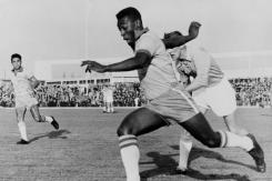 Antes que Maradona, Messi, Cristiano o Zidane: El video que demuestra que Pelé "inventó todo" Antes que Maradona, Messi, Cristiano o Zidane: El video que demuestra que Pelé "inventó todo"