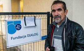 Tras poner a salvo a su familia, un kurdo iraquí sigue ayudando a otros migrantes en Polonia Tras poner a salvo a su familia, un kurdo iraquí sigue ayudando a otros migrantes en Polonia