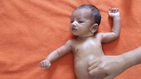 El simple masaje que puede salvar vidas de bebés prematuros El simple masaje que puede salvar vidas de bebés prematuros