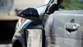 Decide destrozar el auto de su ex pareja por infiel… pero se equivoca y daña el de otra persona Decide destrozar el auto de su ex pareja por infiel… pero se equivoca y daña el de otra persona