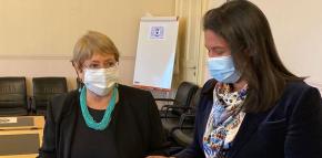 "Se echan tanto de menos": El particular regalo que recibió Bachelet de la subsecretaria Balladares "Se echan tanto de menos": El particular regalo que recibió Bachelet de la subsecretaria Balladares