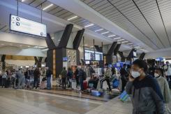 Holanda anuncia que 13 de los 61 pasajeros de un avión que dieron positivo, tienen variante Ómicron Holanda anuncia que 13 de los 61 pasajeros de un avión que dieron positivo, tienen variante Ómicron