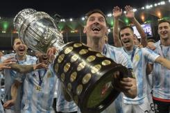 Lionel Messi se queda con el Balón de Oro 2021 y llega a su séptimo galardón Lionel Messi se queda con el Balón de Oro 2021 y llega a su séptimo galardón