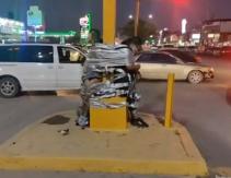 Como si se tratara de "Batman": delincuentes son atados a un poste y pintados como el "Joker" Como si se tratara de "Batman": delincuentes son atados a un poste y pintados como el "Joker"