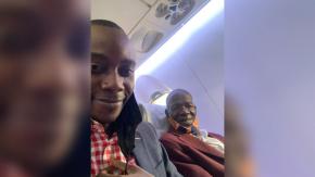 Hombre cumple sueño a vecino que lo cuidó de niño: Se lo llevó de viaje en avión