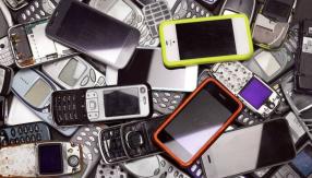 Por qué miles de celulares rotos de África son recolectados y enviados a Europa Por qué miles de celulares rotos de África son recolectados y enviados a Europa