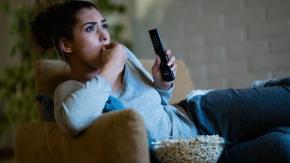 ¿Ves demasiadas series? Cómo saber si es adicción y qué puedes hacer al respecto ¿Ves demasiadas series? Cómo saber si es adicción y qué puedes hacer al respecto